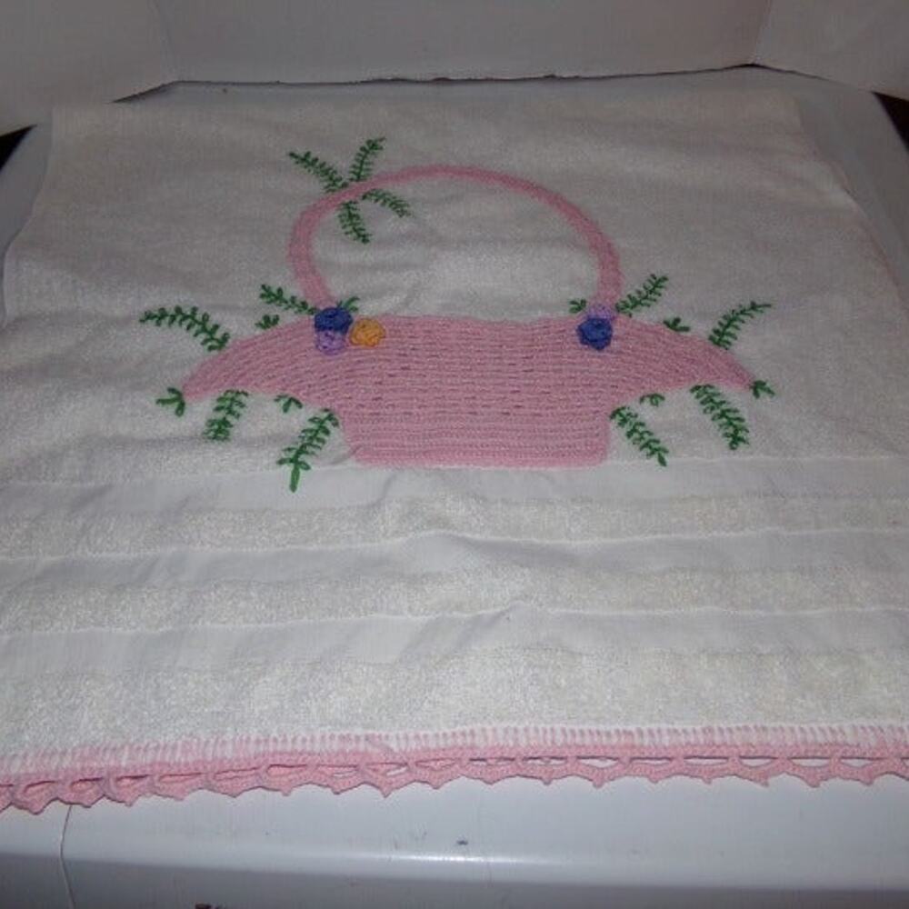 VINTAGE WHITE LARGE TOWEL EMBROIDERED PINK CROCHET FLORAL BASKET 40X22